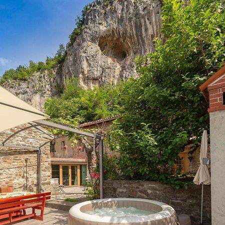 Апартаменты Under The Rock House In Osp With Hot Tub Экстерьер фото