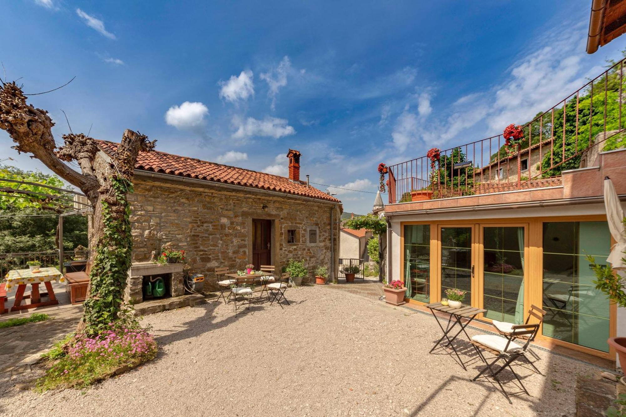 Апартаменты Under The Rock House In Osp With Hot Tub Экстерьер фото