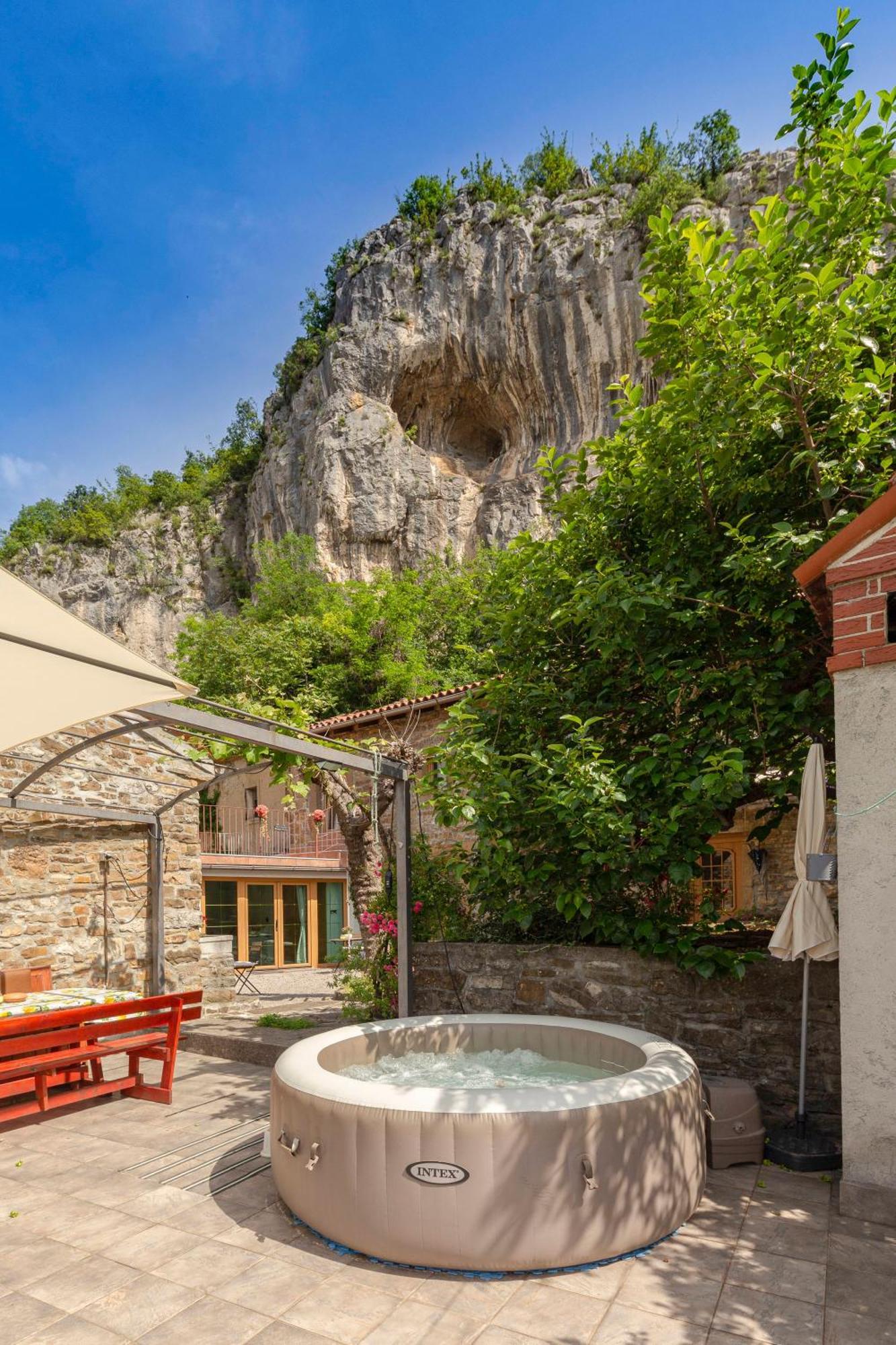 Апартаменты Under The Rock House In Osp With Hot Tub Экстерьер фото