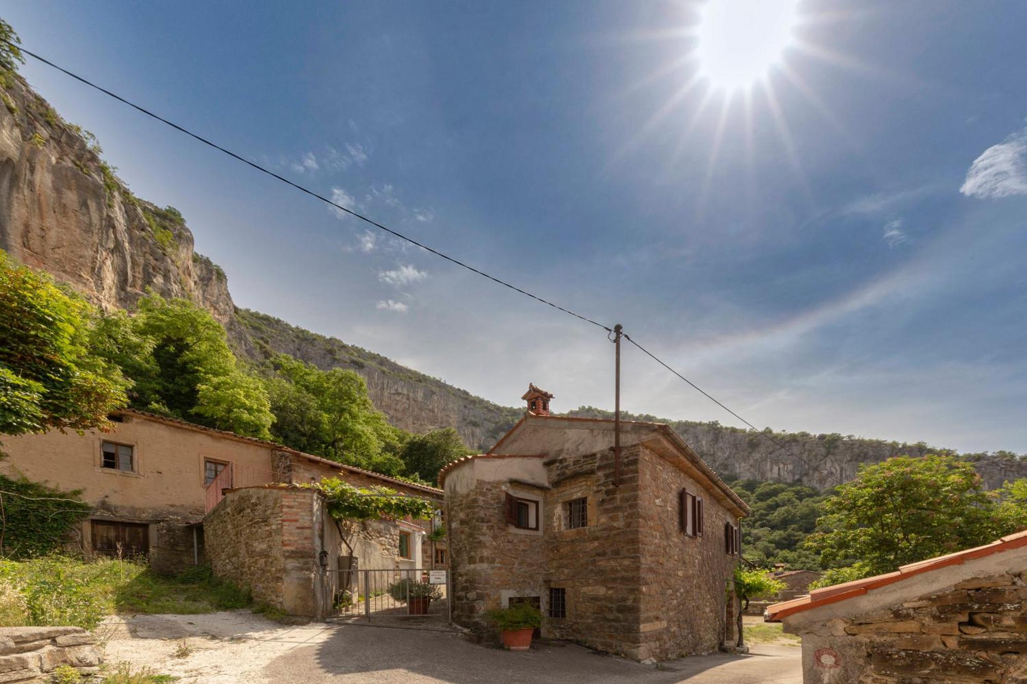 Апартаменты Under The Rock House In Osp With Hot Tub Экстерьер фото