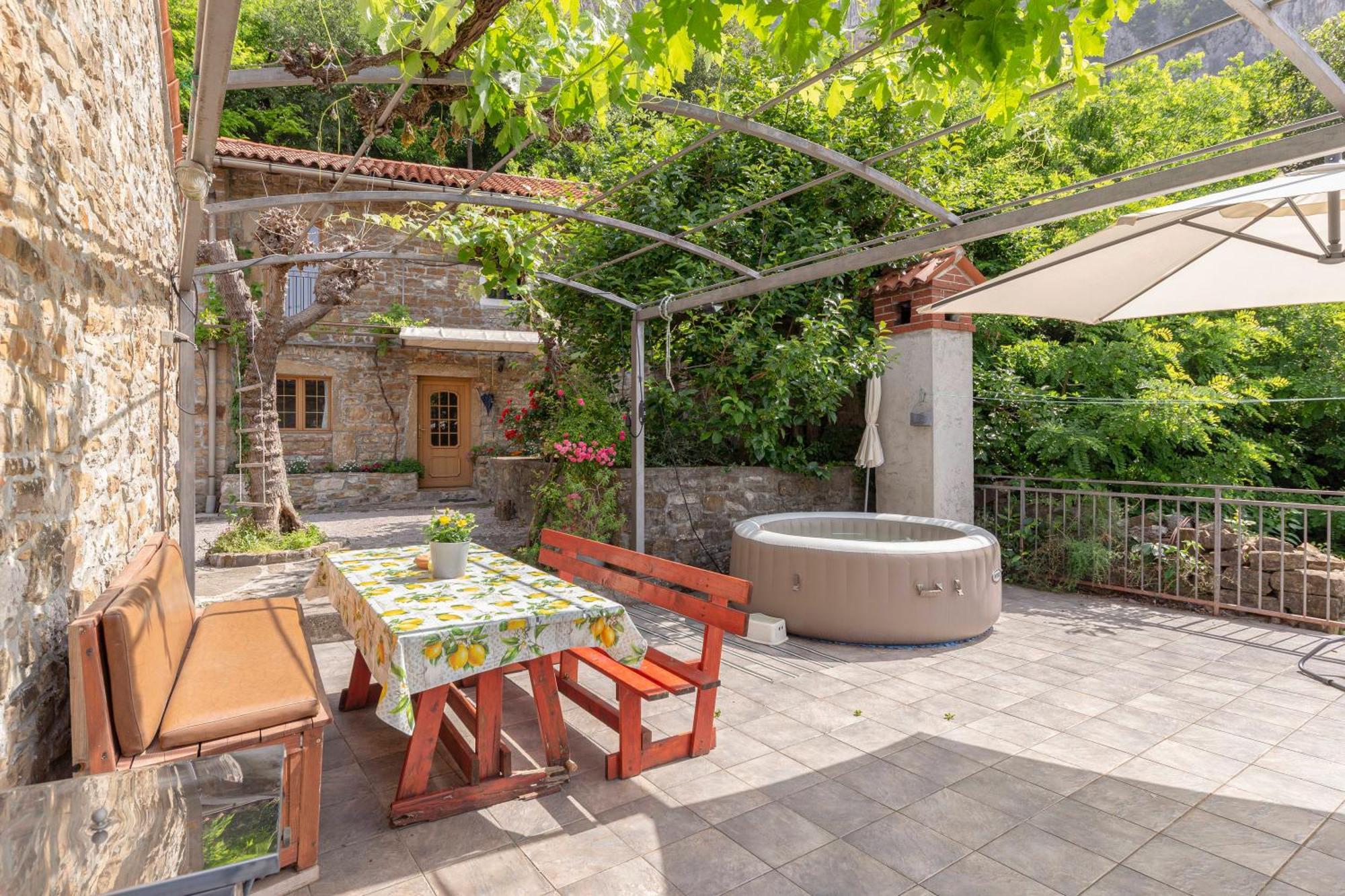 Апартаменты Under The Rock House In Osp With Hot Tub Экстерьер фото