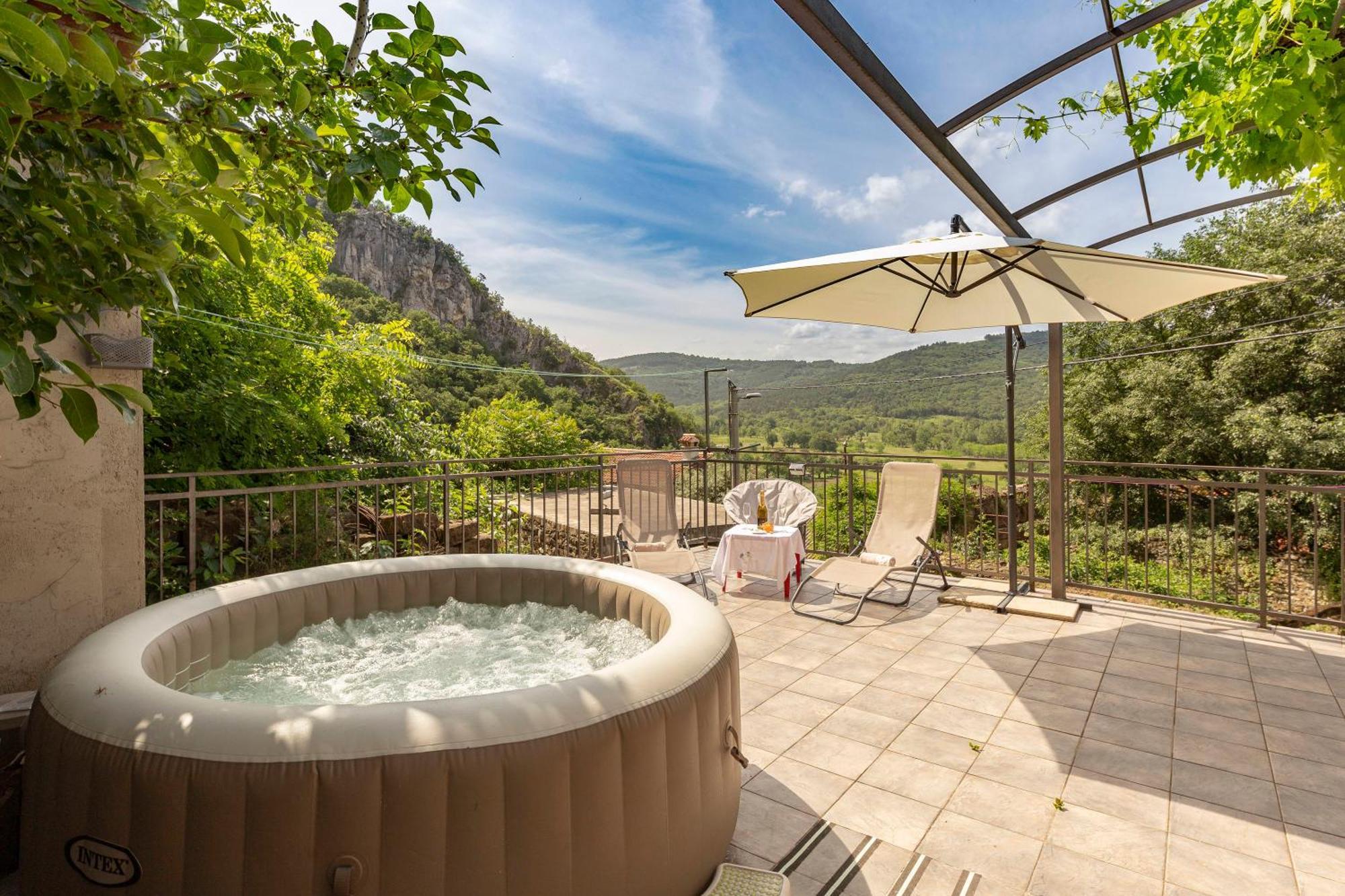Апартаменты Under The Rock House In Osp With Hot Tub Экстерьер фото