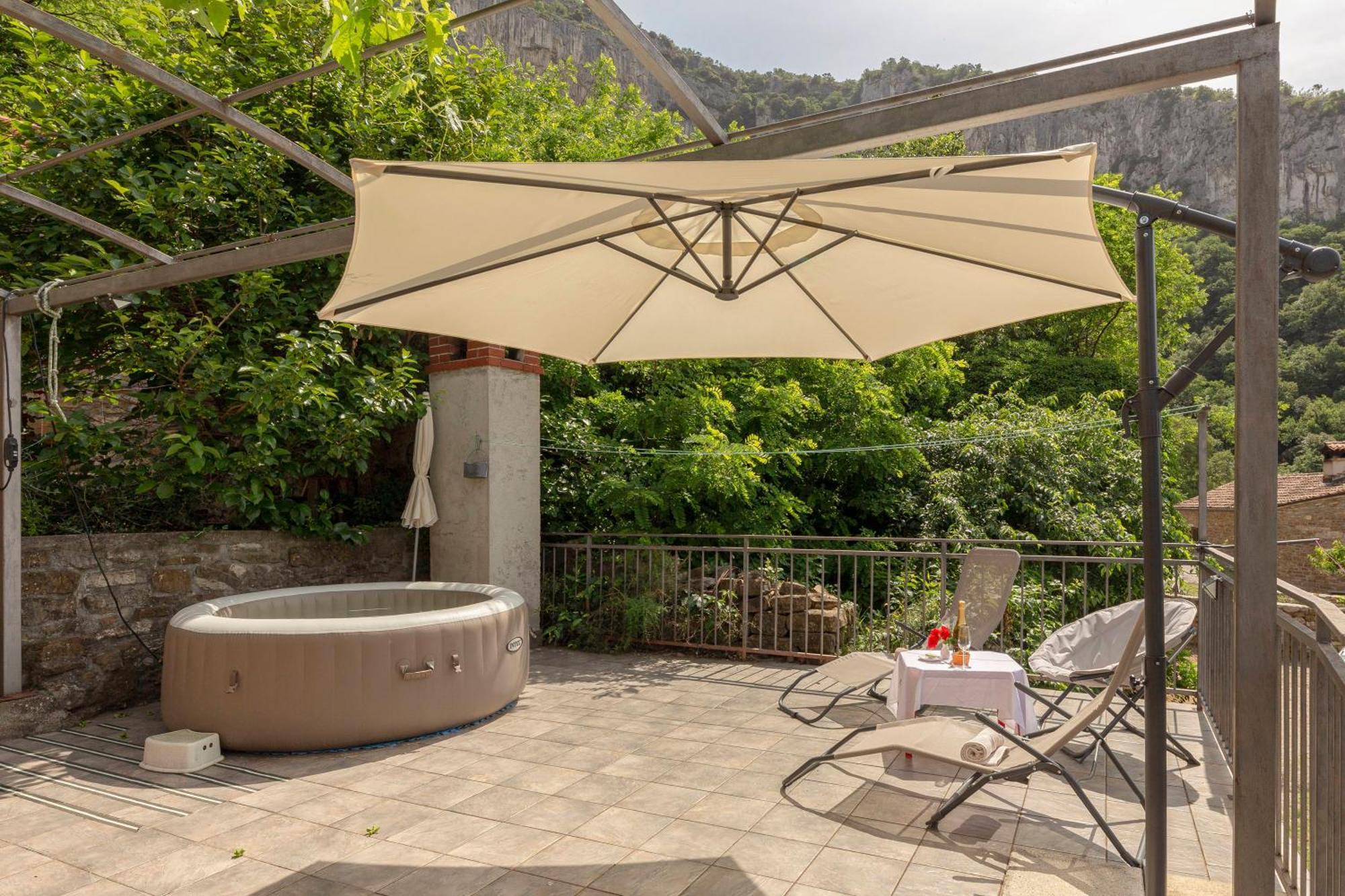 Апартаменты Under The Rock House In Osp With Hot Tub Экстерьер фото