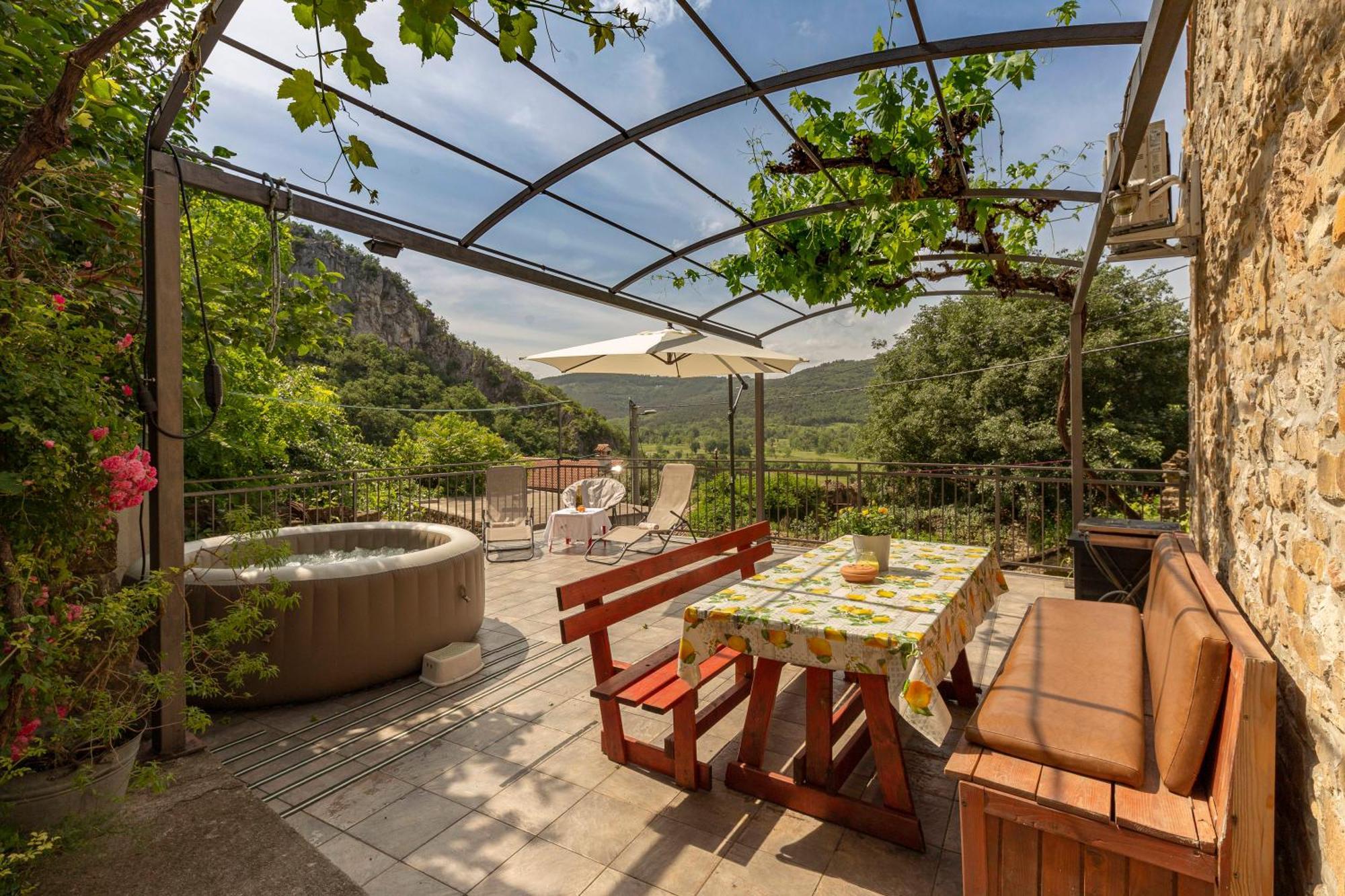 Апартаменты Under The Rock House In Osp With Hot Tub Экстерьер фото