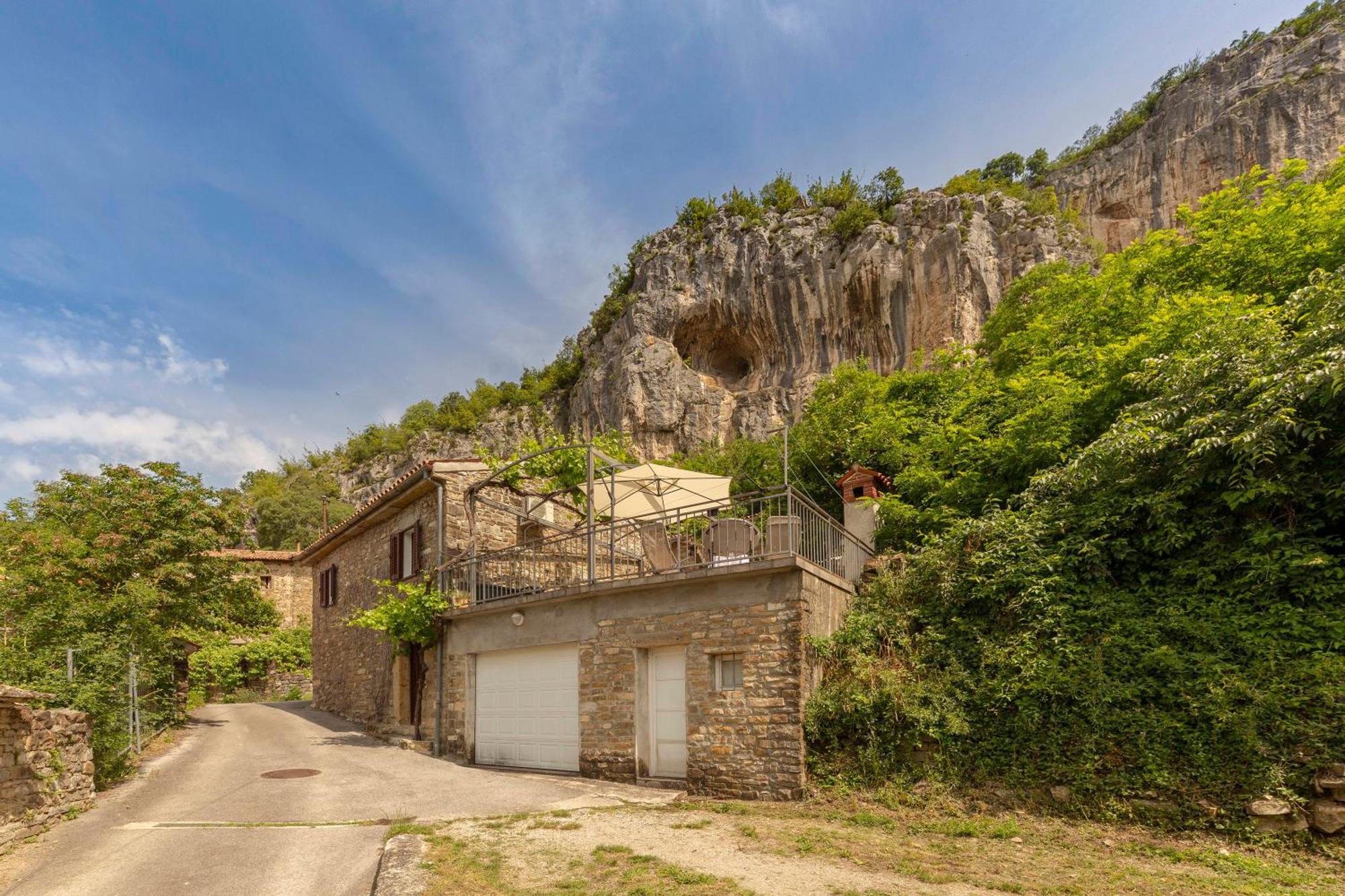 Апартаменты Under The Rock House In Osp With Hot Tub Экстерьер фото