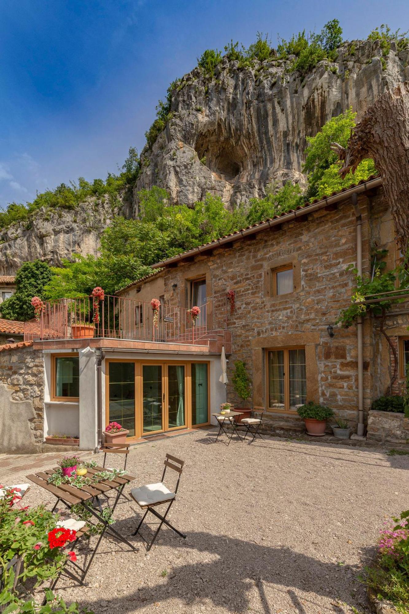 Апартаменты Under The Rock House In Osp With Hot Tub Экстерьер фото