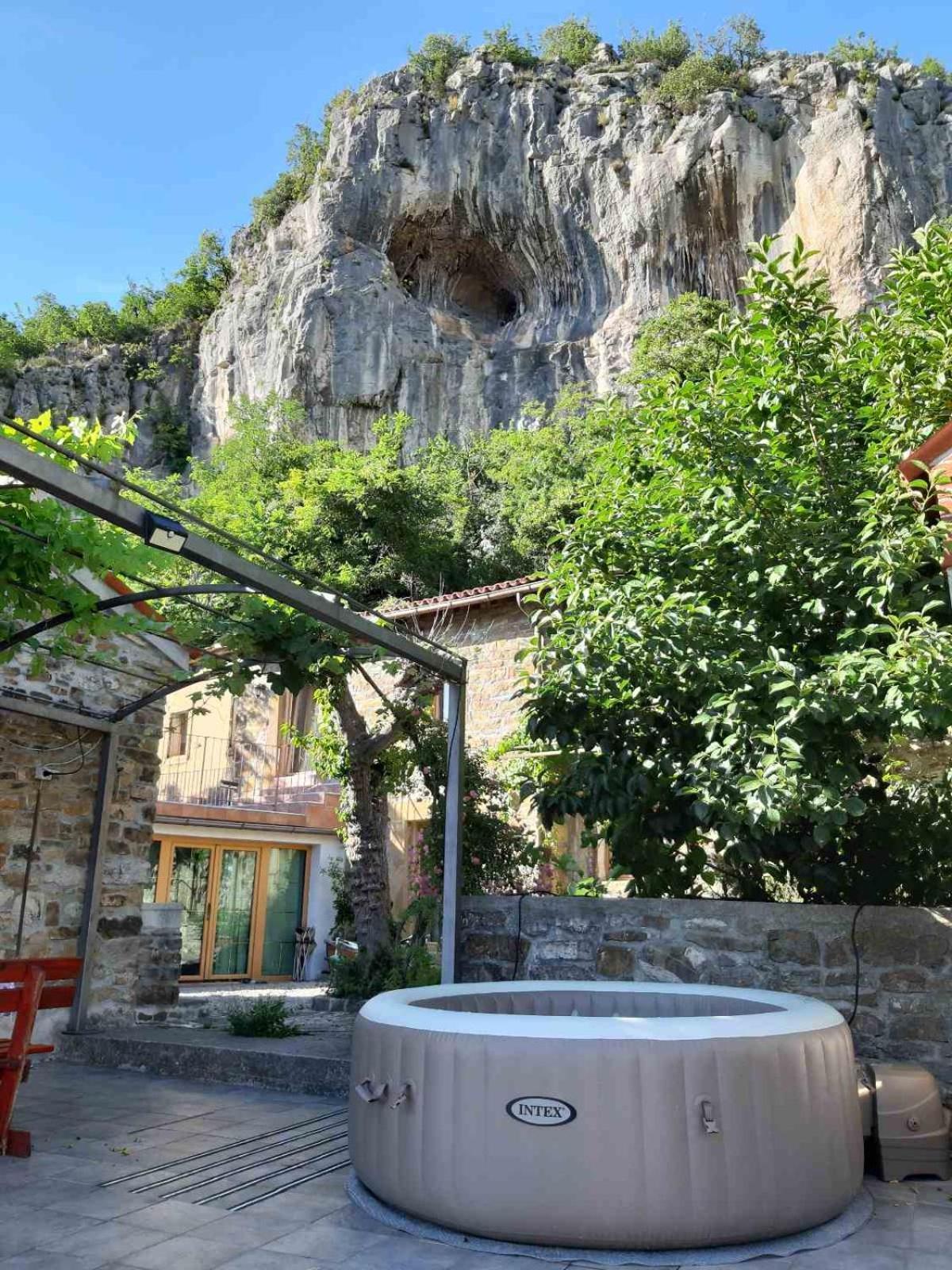 Апартаменты Under The Rock House In Osp With Hot Tub Экстерьер фото
